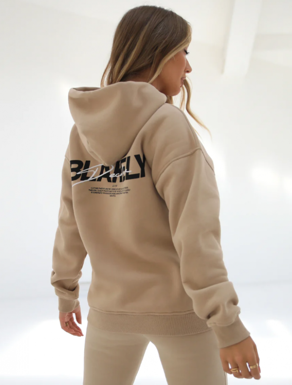 Hoodie oversize dengan aksen lapisan tulle